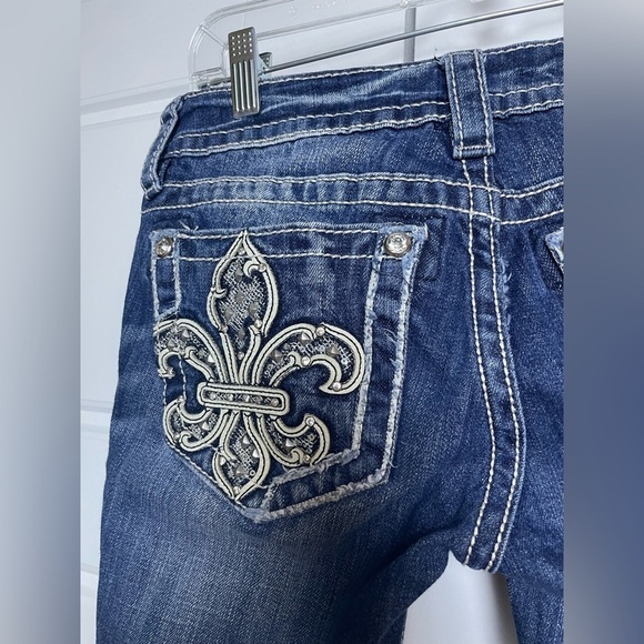 Miss Me Fleur de Lis Sequin Studded Rhinestones Cuffed Cropped Capri Jeans Low - Picture 5 of 8